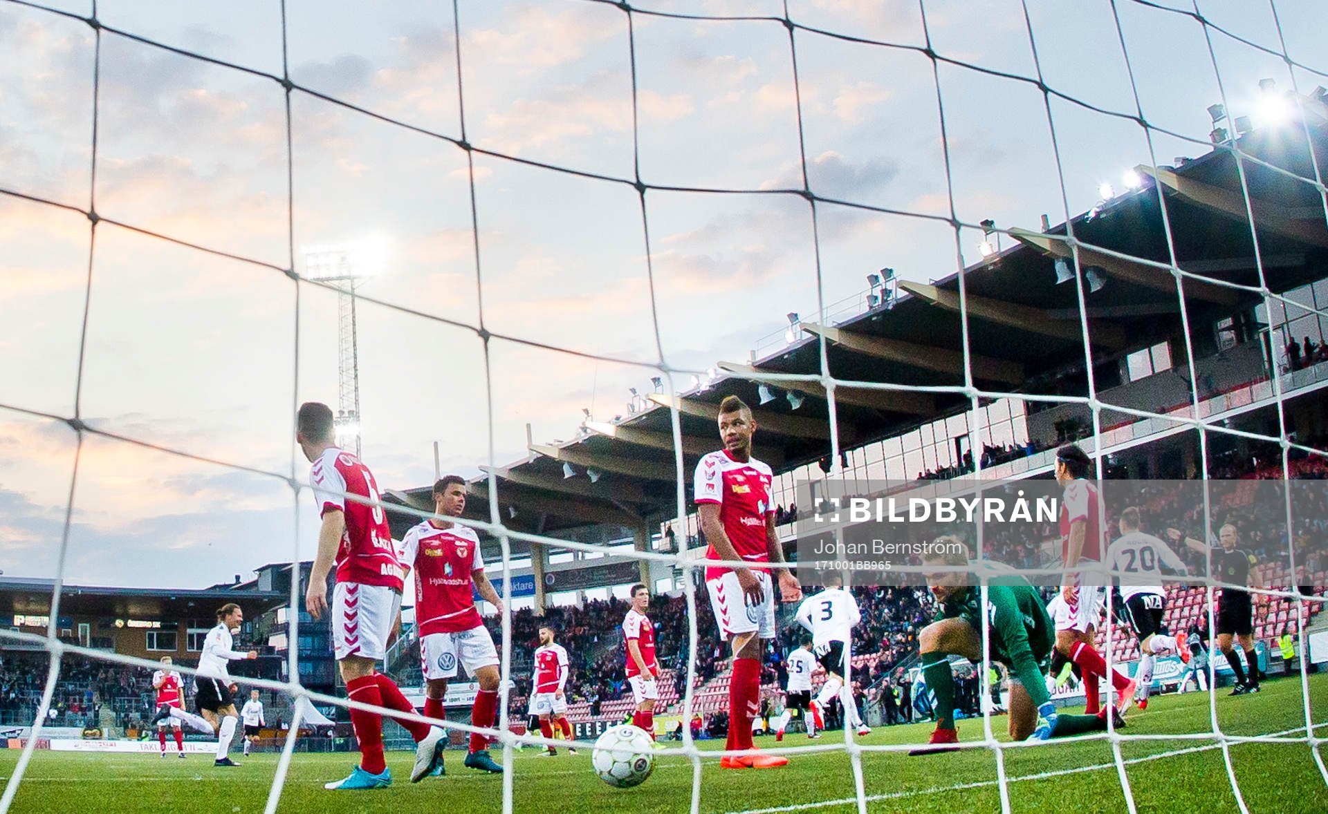 Örebros Kennedy Igboananike gör 1-0 på Kalmars målvakt