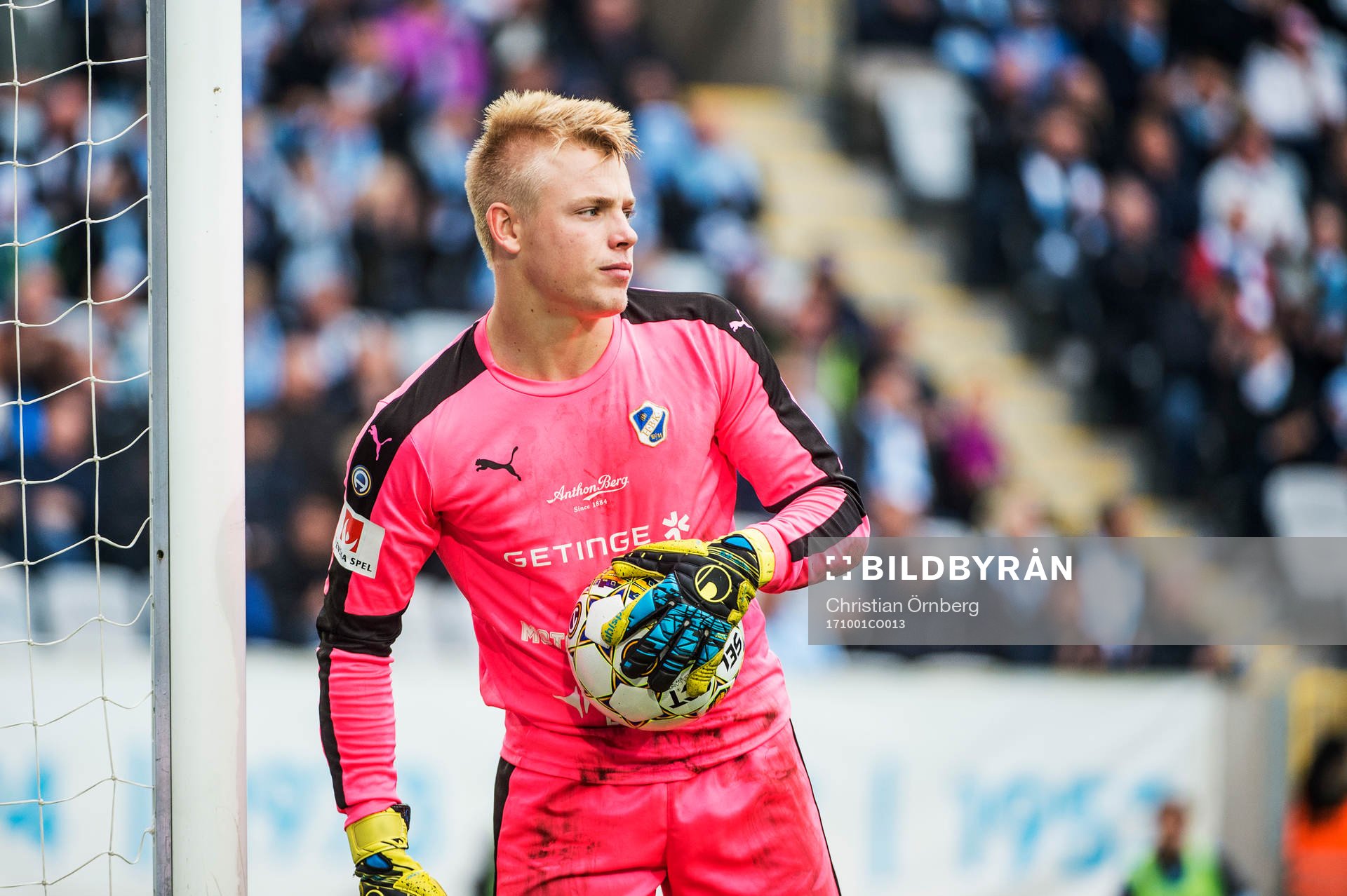 Halmstads målvakt Isak Pettersson under fotbollsmatchen i Allsvenskan mellan Malmö FF och Halmstad den 1 oktober 2017 i Malmö.