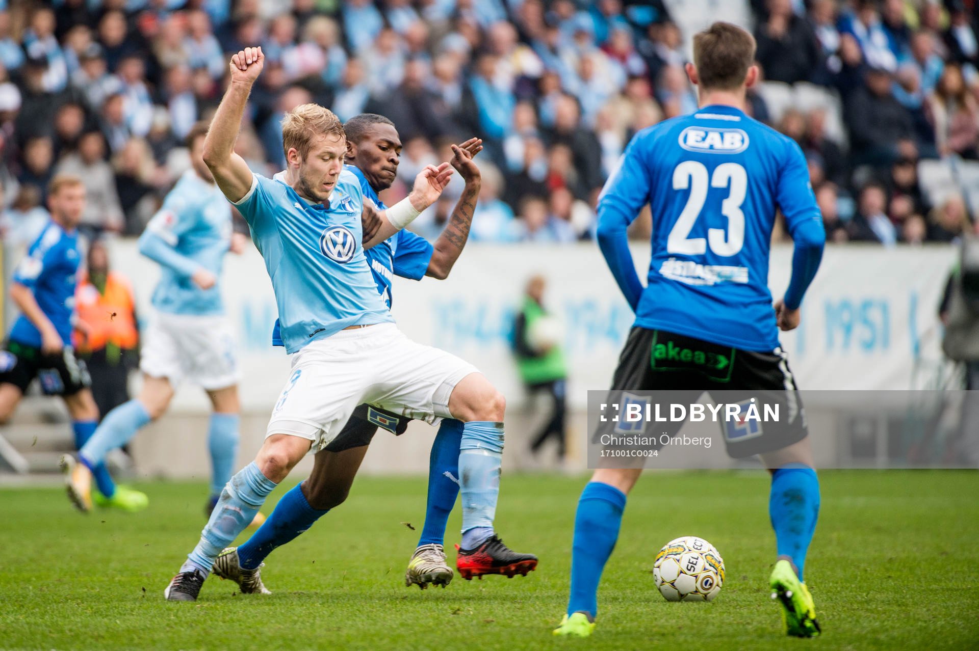 Malmö FFs Anton Tinnerholm mot Halmstads Aboubakar Keita