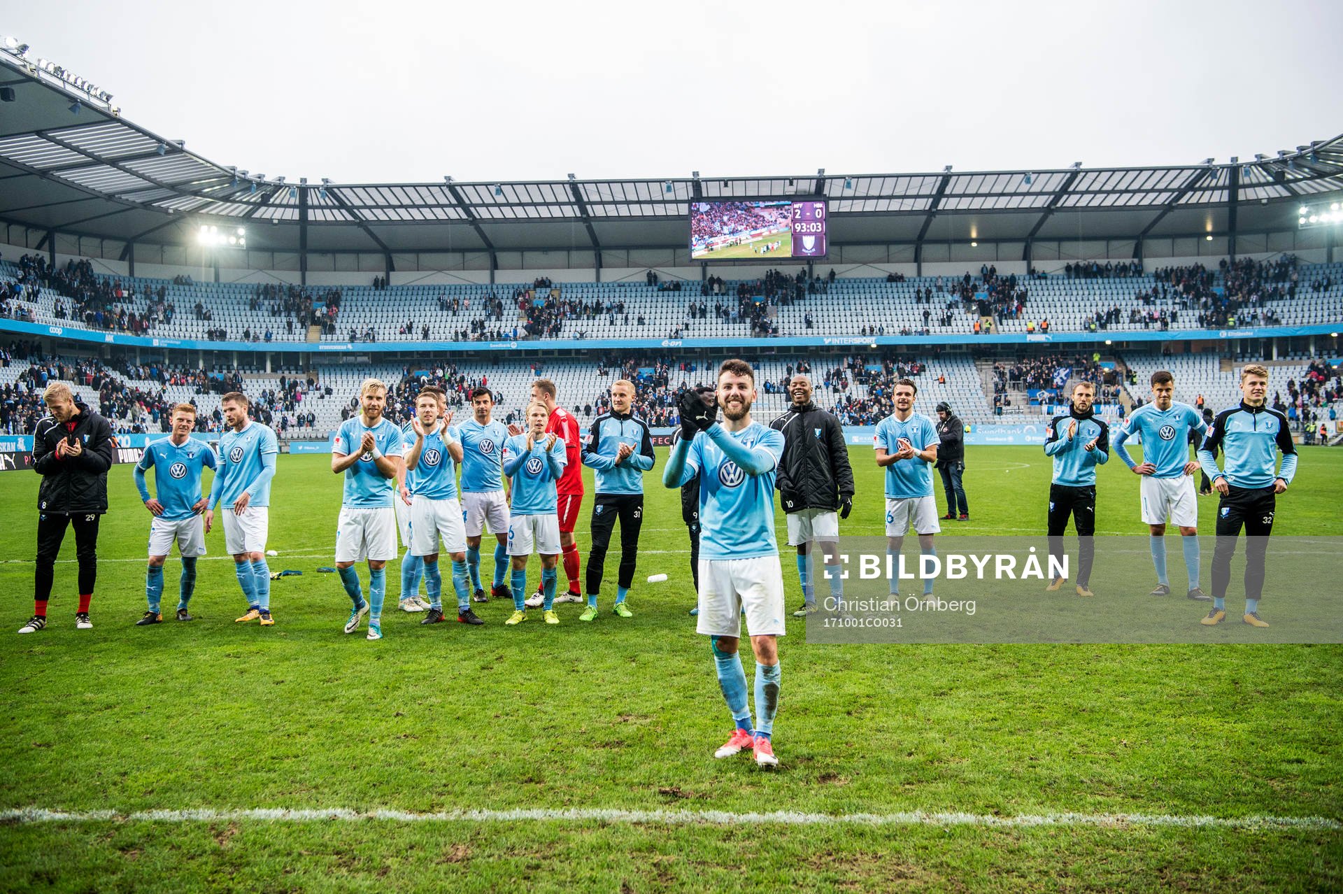 Malmö FFs Erdal Rakip jublar med lagkamraterna efter segern i fotbollsmatchen i Allsvenskan mellan Malmö FF och Halmstad den 1 oktober 2017 i Malmö.