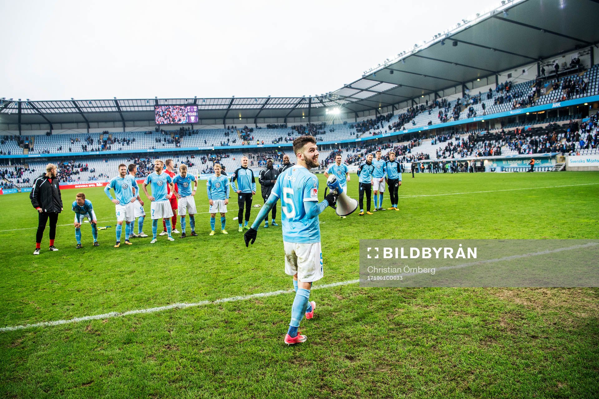 Malmö FFs Erdal Rakip med en megafon jublar med