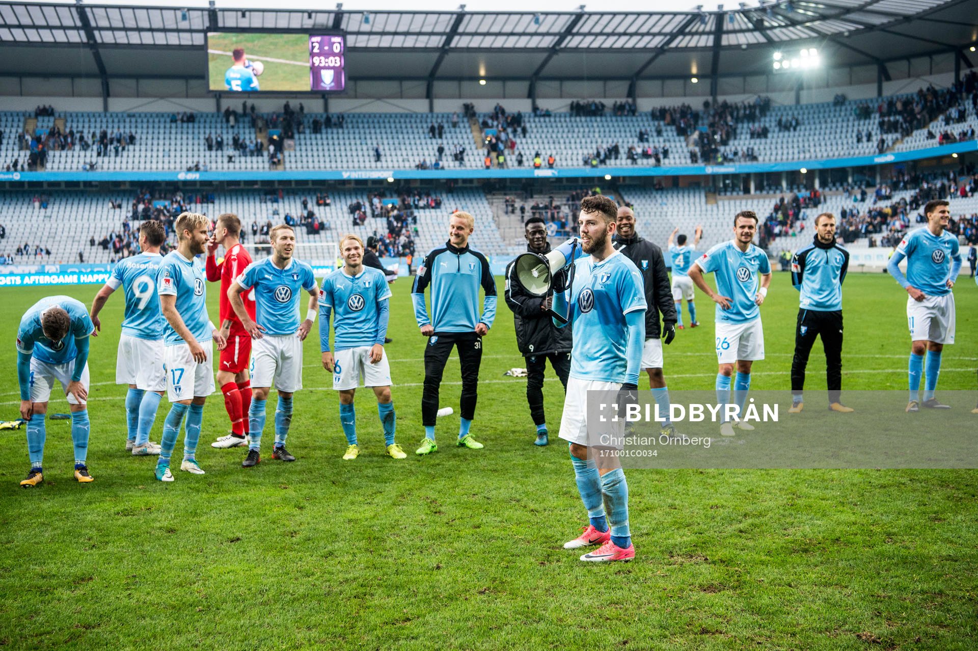 Malmö FFs Erdal Rakip med en megafon jublar med