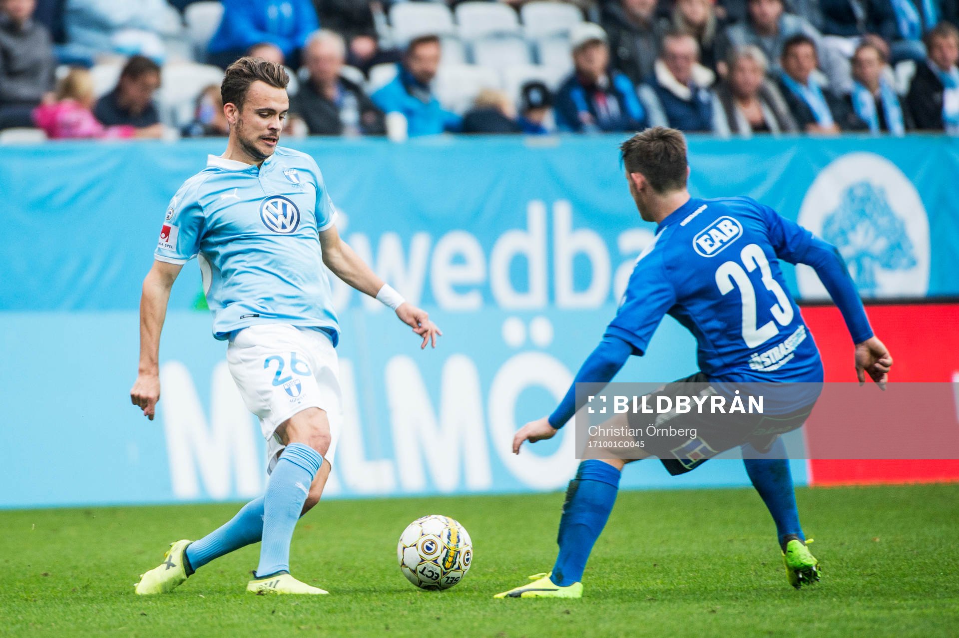 Malmö FFs Andreas Vindheim mot Halmstads Jonathan Svedberg