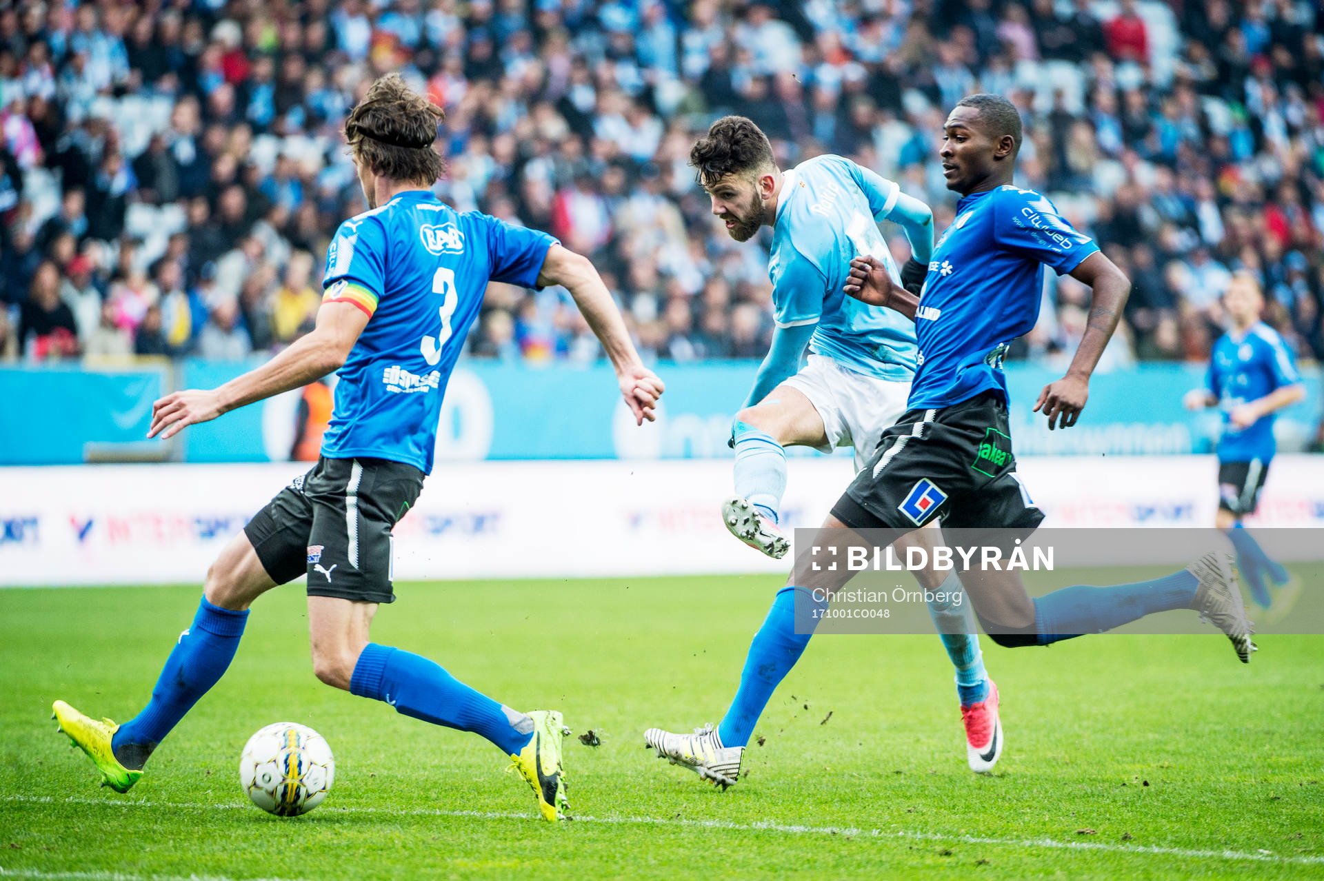 Malmö FFs Erdal Rakip mot Halmstads Fredrik Liverstam och