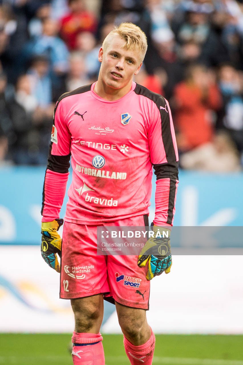 Halmstads målvakt Isak Pettersson deppar