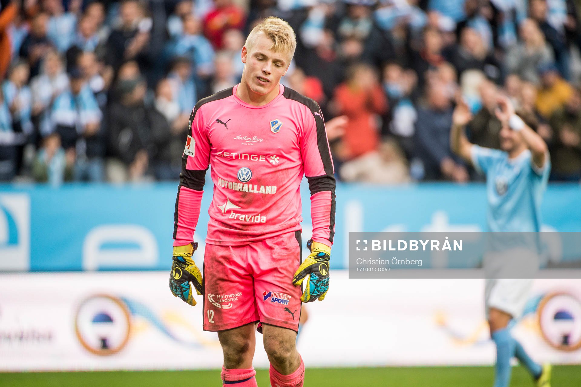 Halmstads målvakt Isak Pettersson deppar