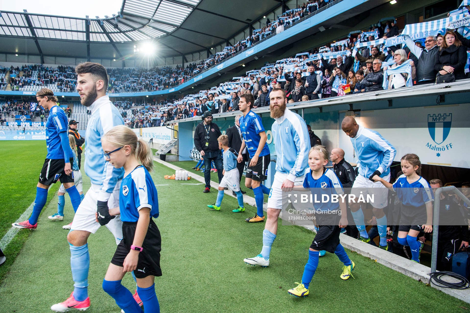 Malmö FFs Erdal Rakip och Jo Inge Berget kommer in på planen innan fotbollsmatchen i Allsvenskan mellan Malmö FF och Halmstad den 1 oktober 2017 i Malmö.