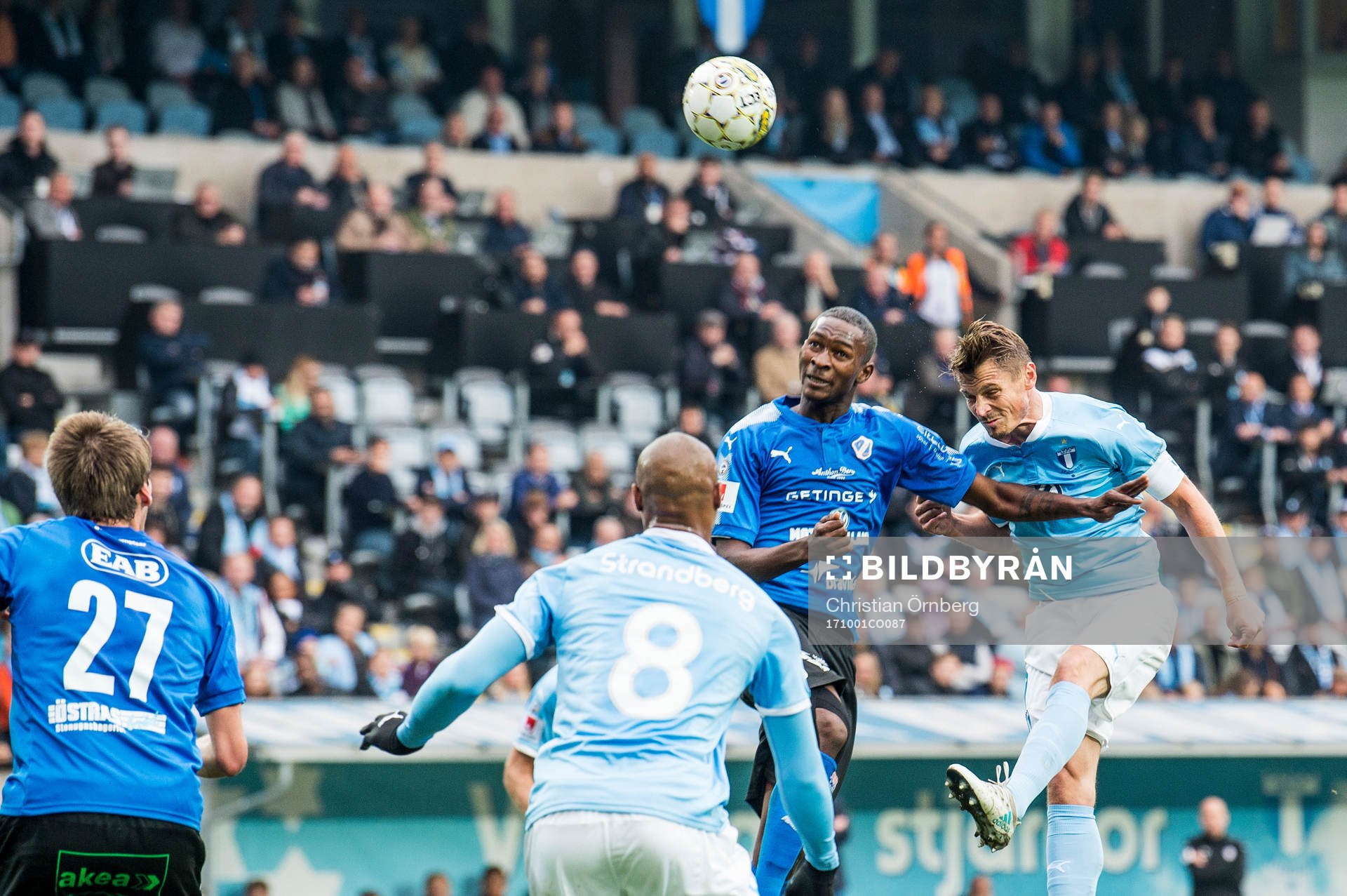 Halmstads Aboubakar Keita i luftduell med Malmö FFs Markus