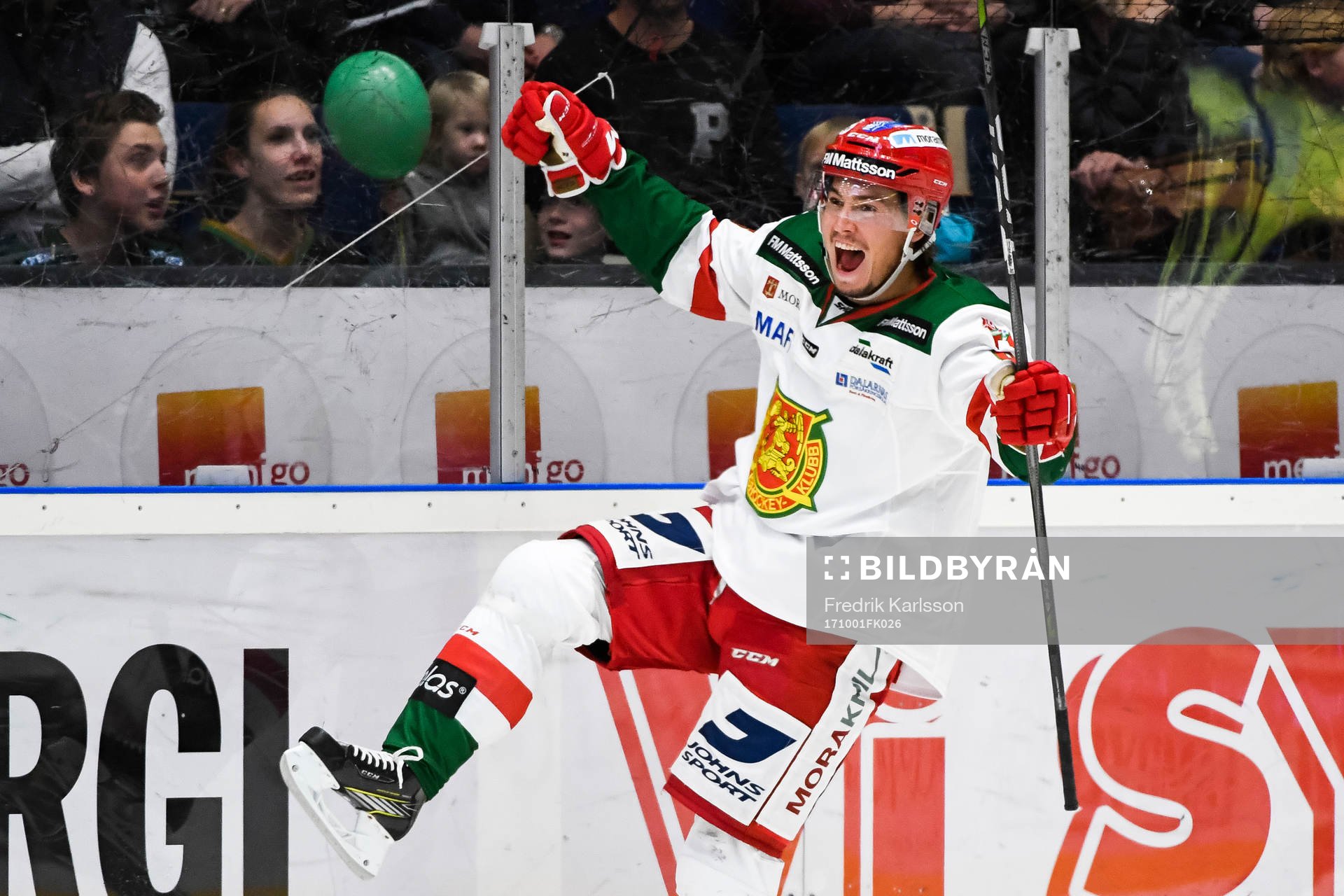 Moras Robin Johansson jublar