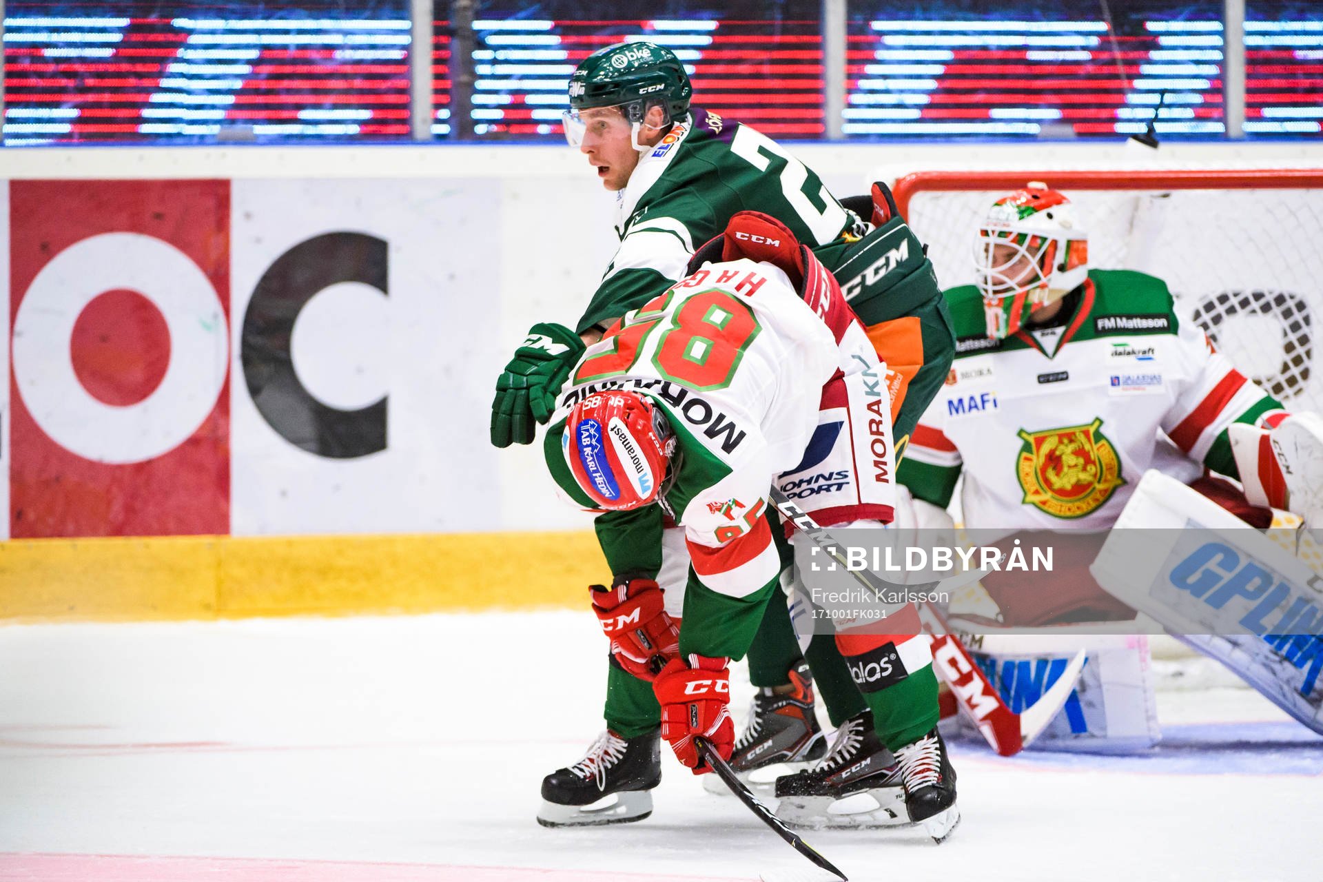 Färjestads Per Åslund och Moras Michael Haga i en fight
