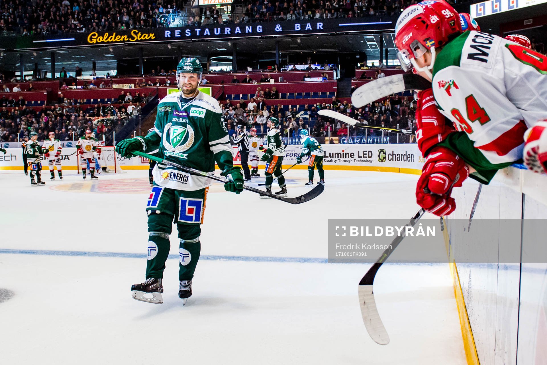 Färjestads Dick Axelsson utanför Moras spelarbås