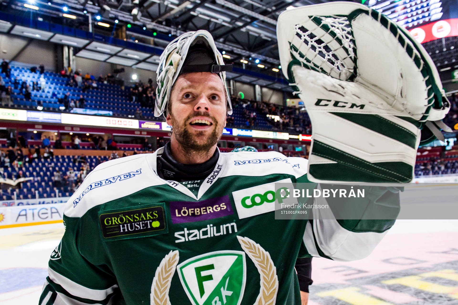 Färjestads målvakt Lars Haugen jublar och tackar publiken