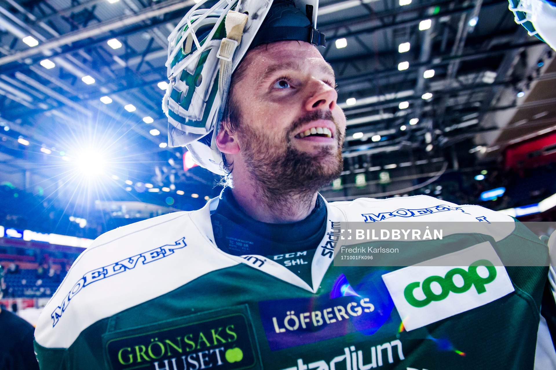 Färjestads målvakt Lars Haugen jublar och tackar publiken