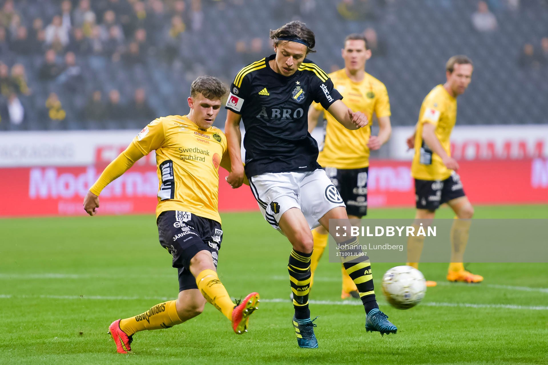 s Simon Thern