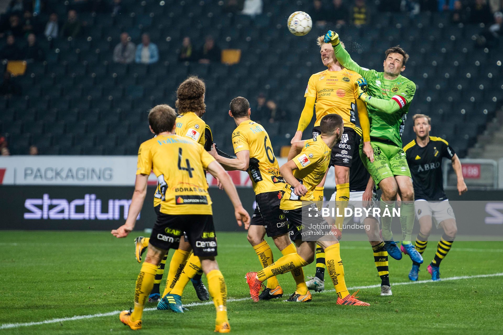 Elfsborgs Per Frick och målvakt Kevin Stuhr Ellegaard i en