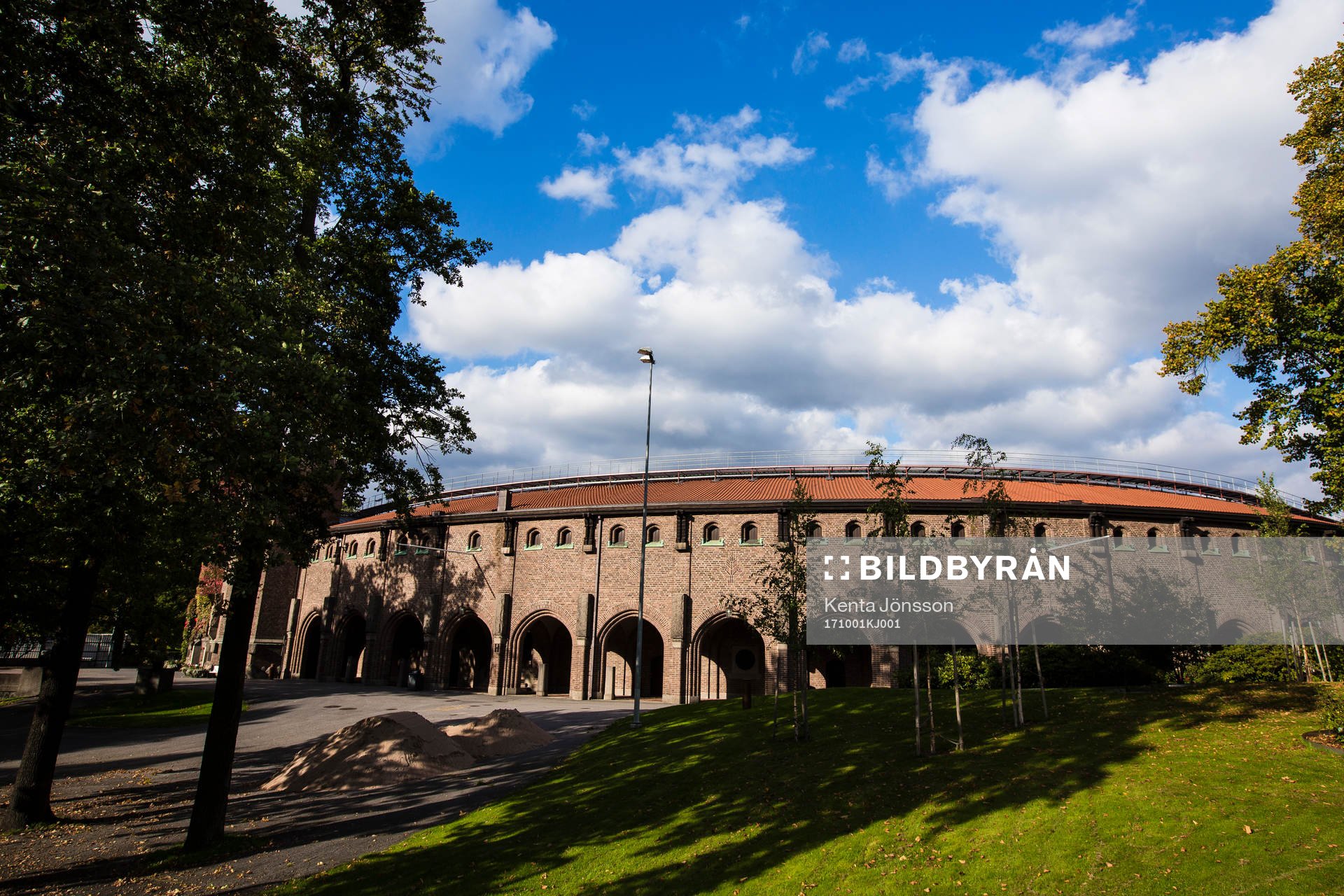 Exteriör av Stockholms Stadion innan fotbollsmatchen i