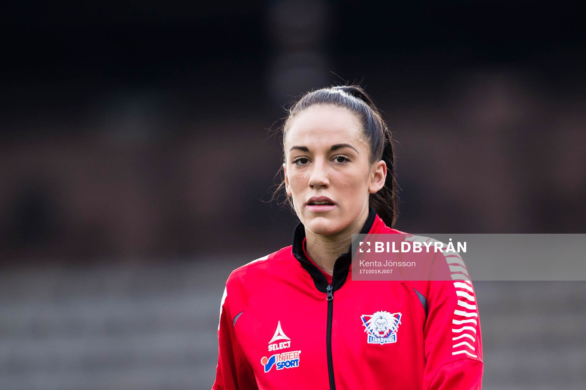 Linköpings Anna Oscarsson innan fotbollsmatchen i