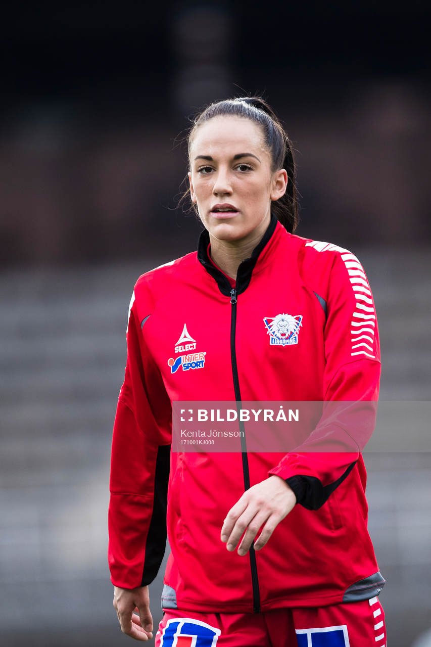 Linköpings Anna Oscarsson innan fotbollsmatchen i