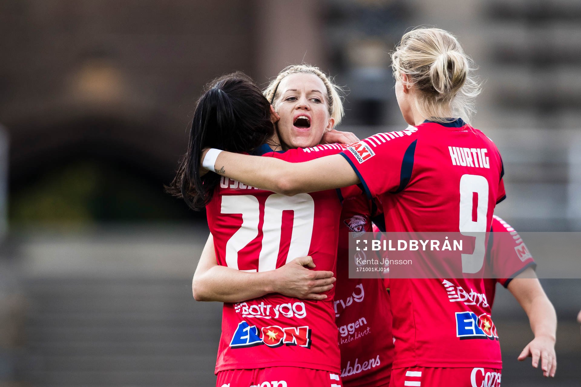 Linköpings Anna Oscarsson jublar med Janni Arnth och lagkamrater efter 0-2 under fotbollsmatchen i Damallsvenskan mellan Djurgården och Linköping den 1 Oktober 2017 i Stockholm.