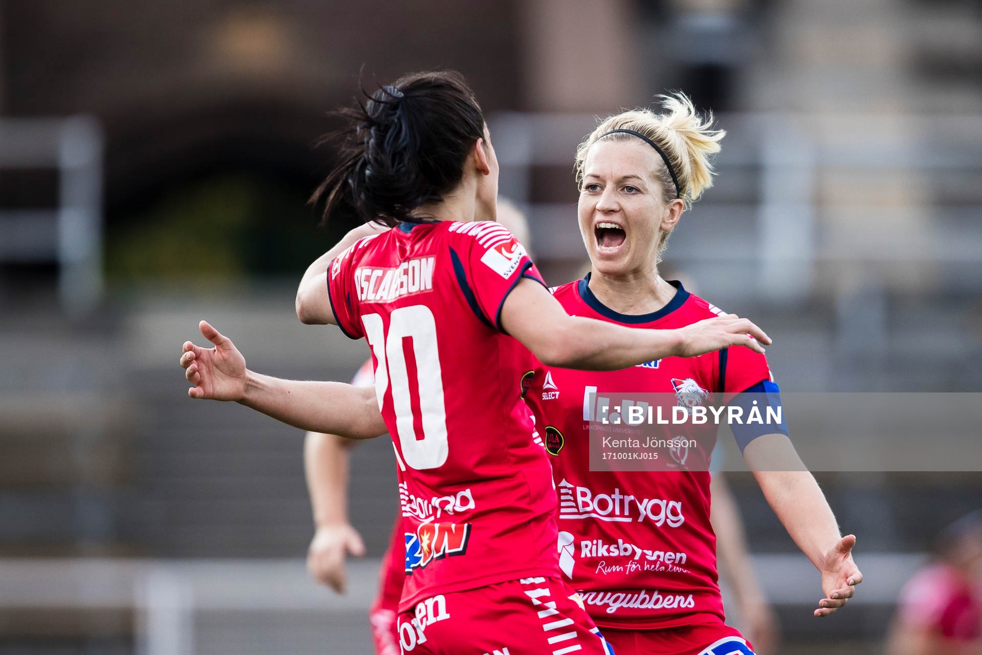 Linköpings Anna Oscarsson jublar med Janni Arnth