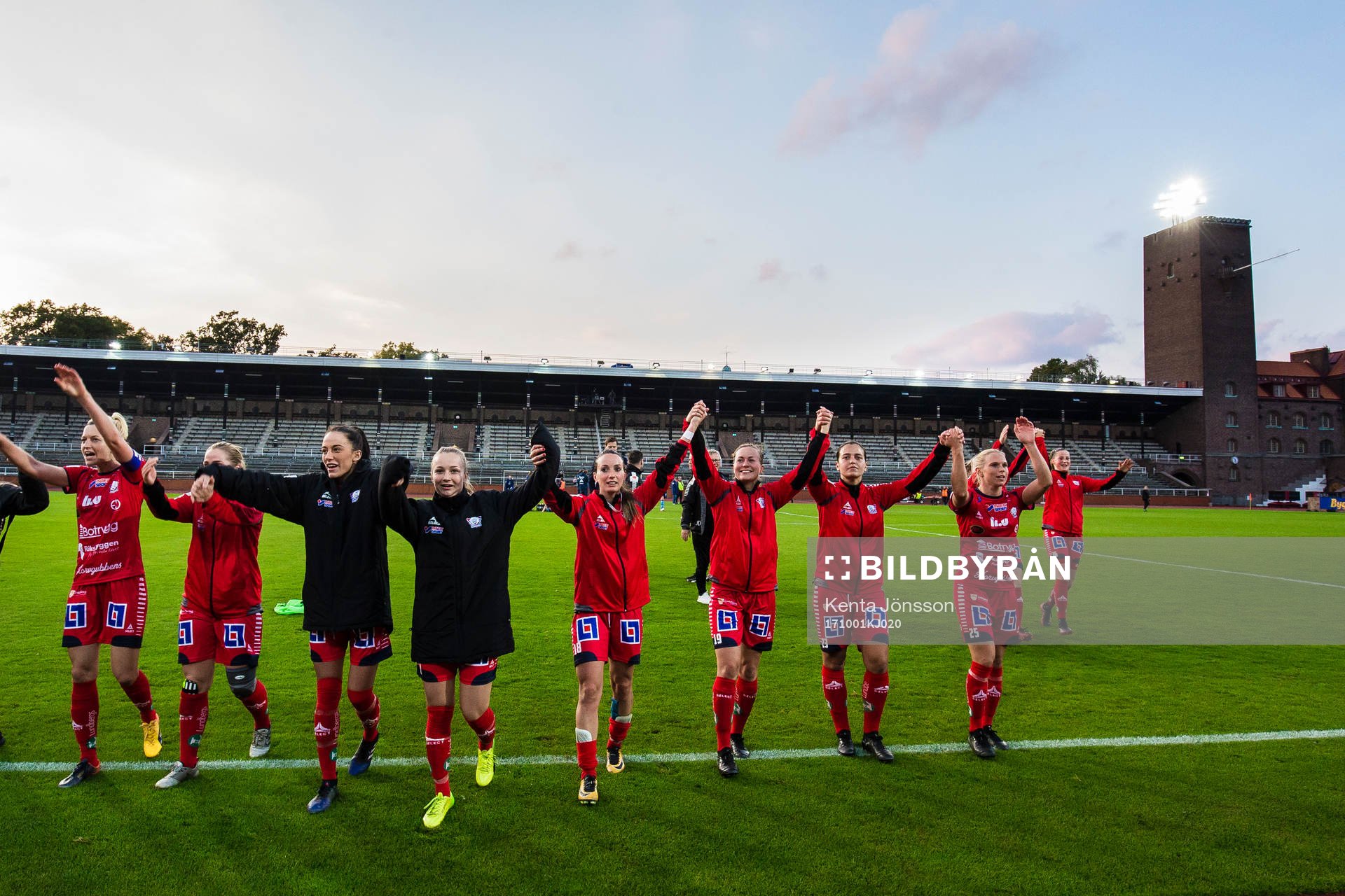 Linköpings spelare med Anna Oscarsson (v), Kosovare Asllani, Kristin Minde, Marija Banusic och Jonna Andersson (h) jublar efter fotbollsmatchen i Damallsvenskan mellan Djurgården och Linköping den 1 Oktober 2017 i Stockholm.