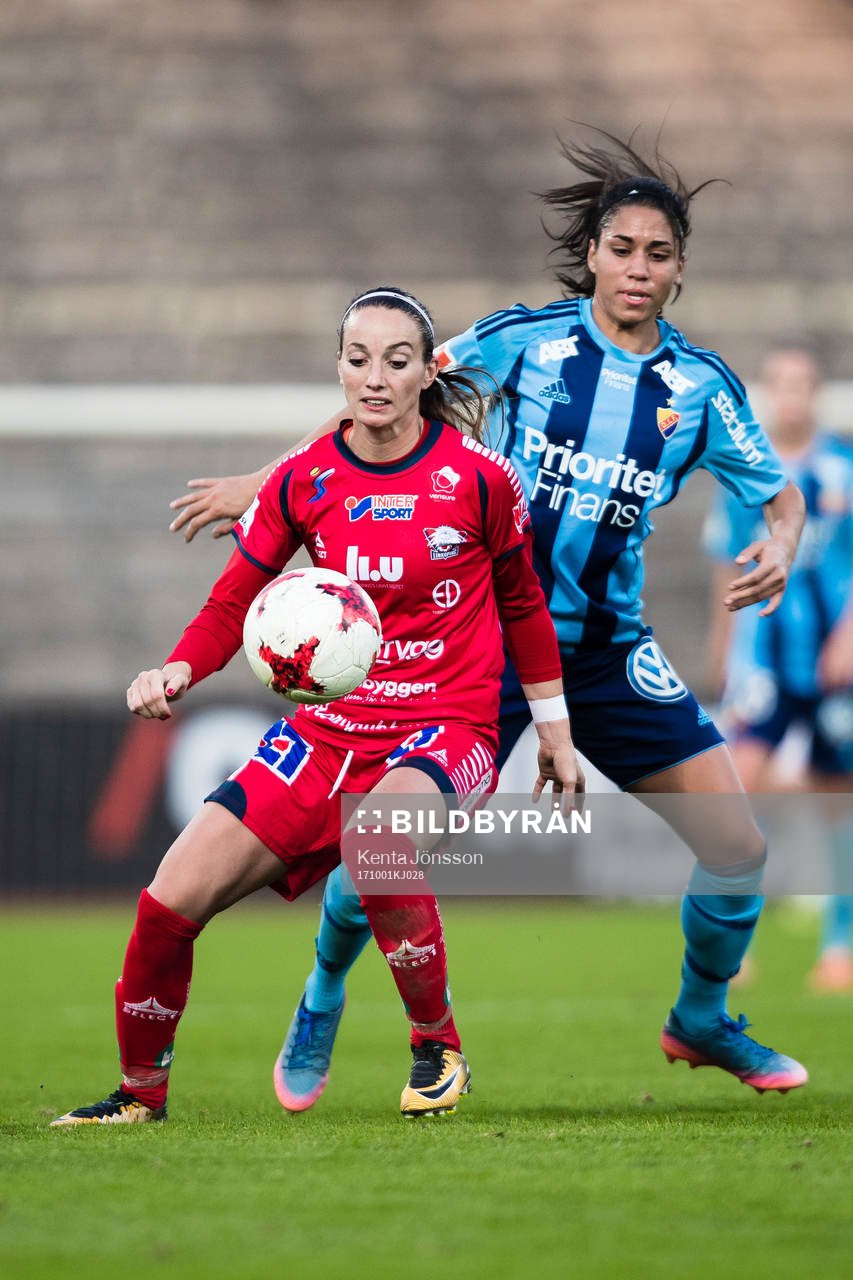 Linköpings Kosovare Asllani i kamp om bollen med