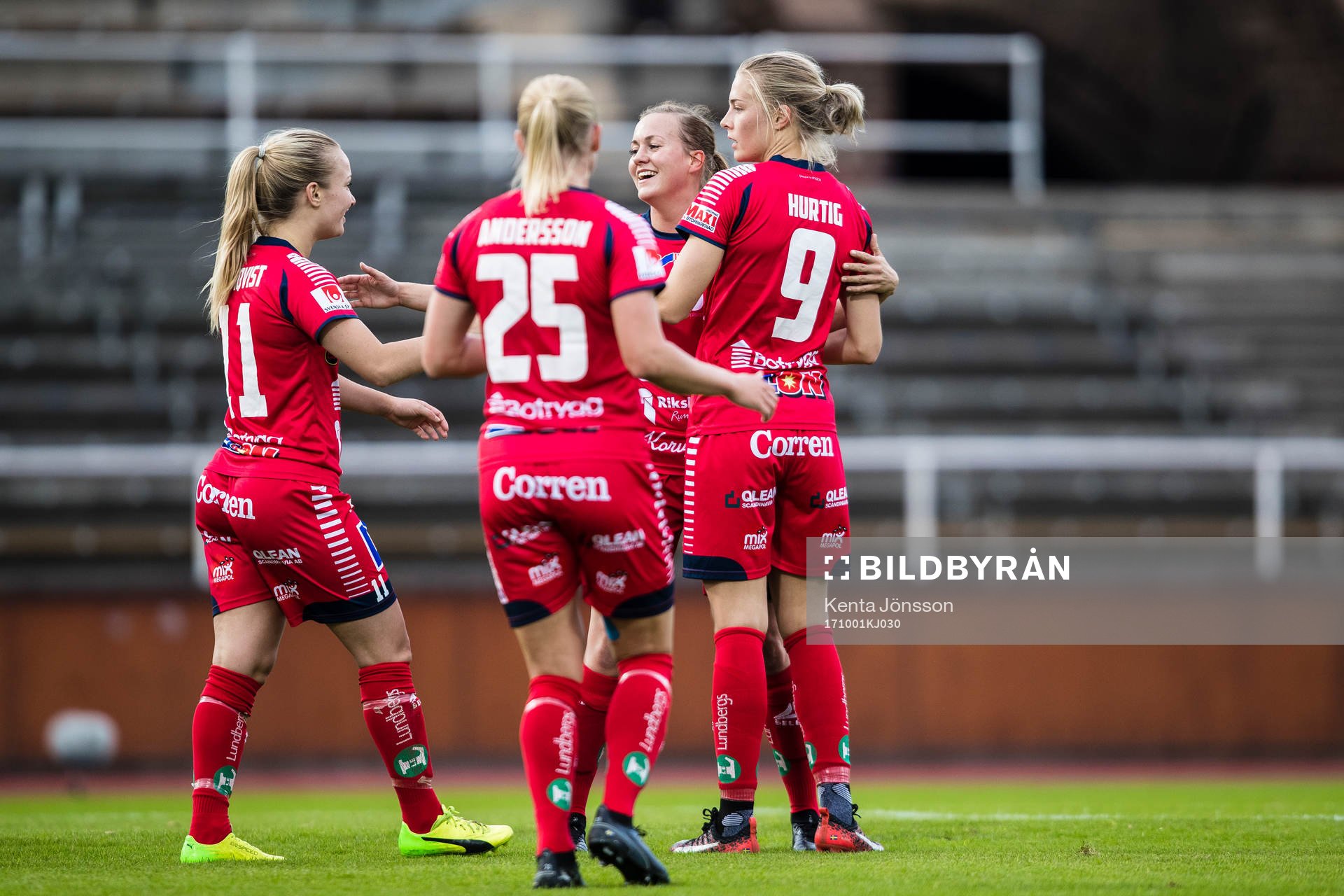 Linköpings Kristine Minde jublar med Tove Almqvist , Jonna Andersson och Lina Hurtig efter 0-1 under fotbollsmatchen i Damallsvenskan mellan Djurgården och Linköping den 1 Oktober 2017 i Stockholm.