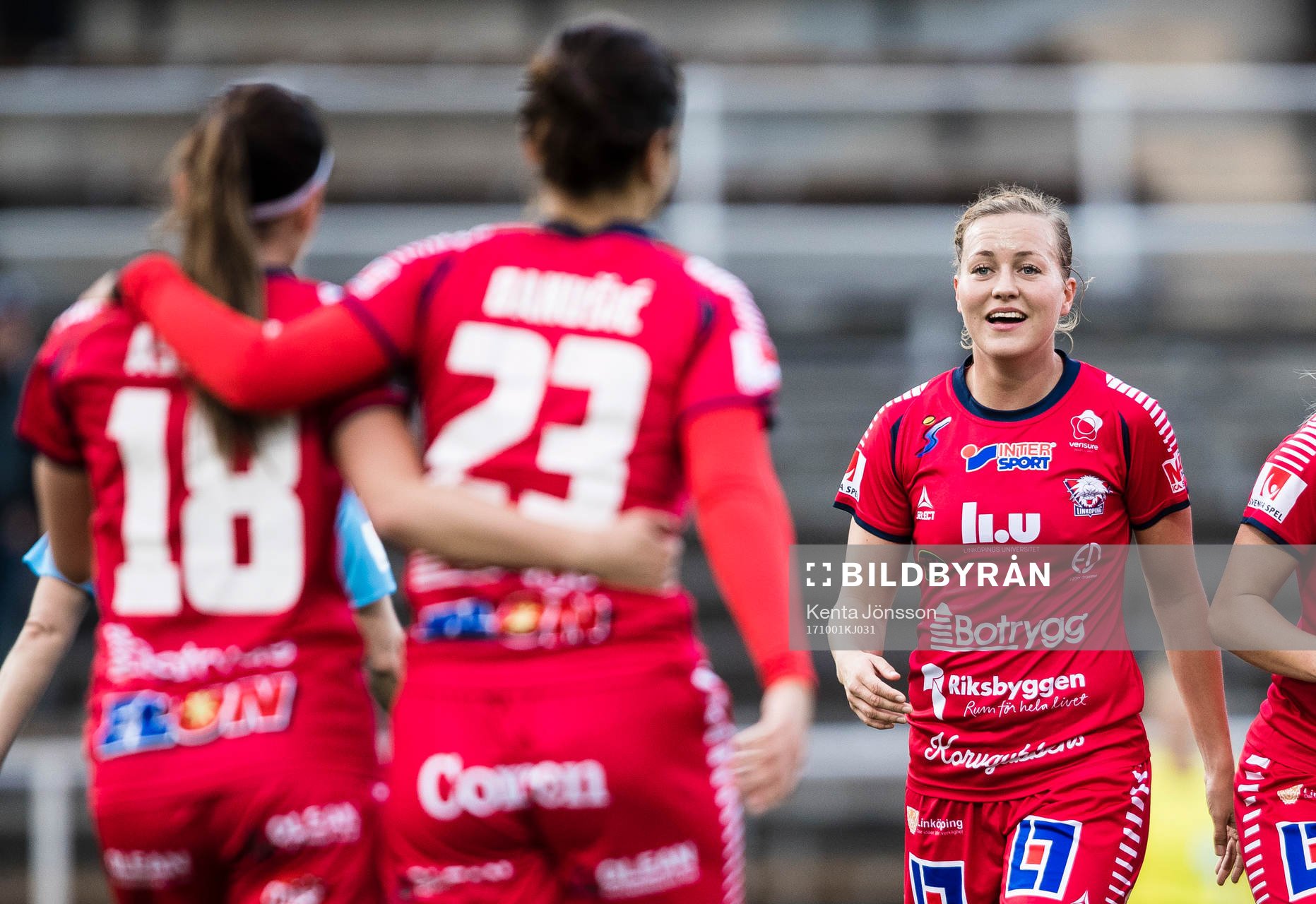 Linköpings Kristine Minde jublar med Kosovare Asllani och Marija Banusic efter 0-1under fotbollsmatchen i Damallsvenskan mellan Djurgården och Linköping den 1 Oktober 2017 i Stockholm.