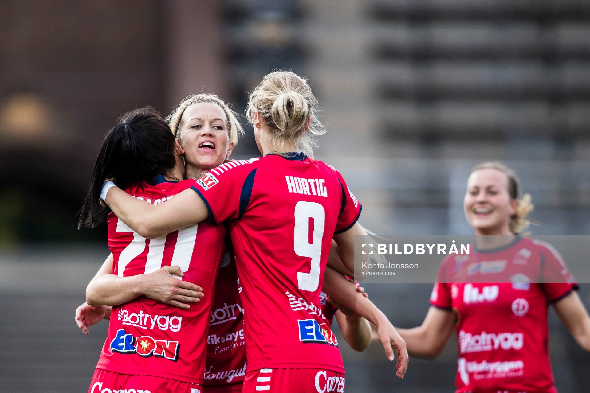 Linköpings Anna Oscarsson jublar med Janni Arnth och Lina