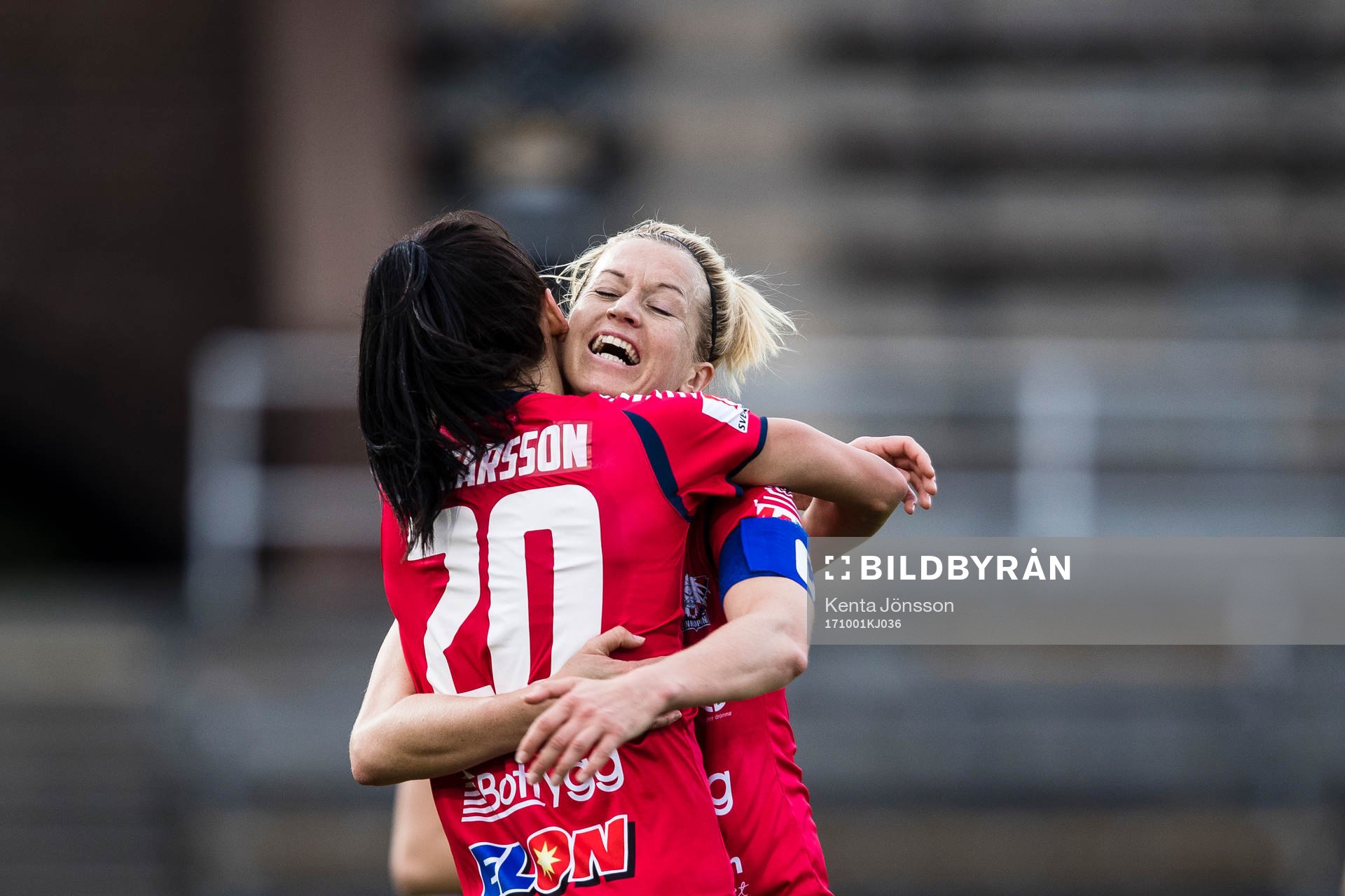 Linköpings Anna Oscarsson jublar med Janni Arnth efter 0-2 under fotbollsmatchen i Damallsvenskan mellan Djurgården och Linköping den 1 Oktober 2017 i Stockholm.