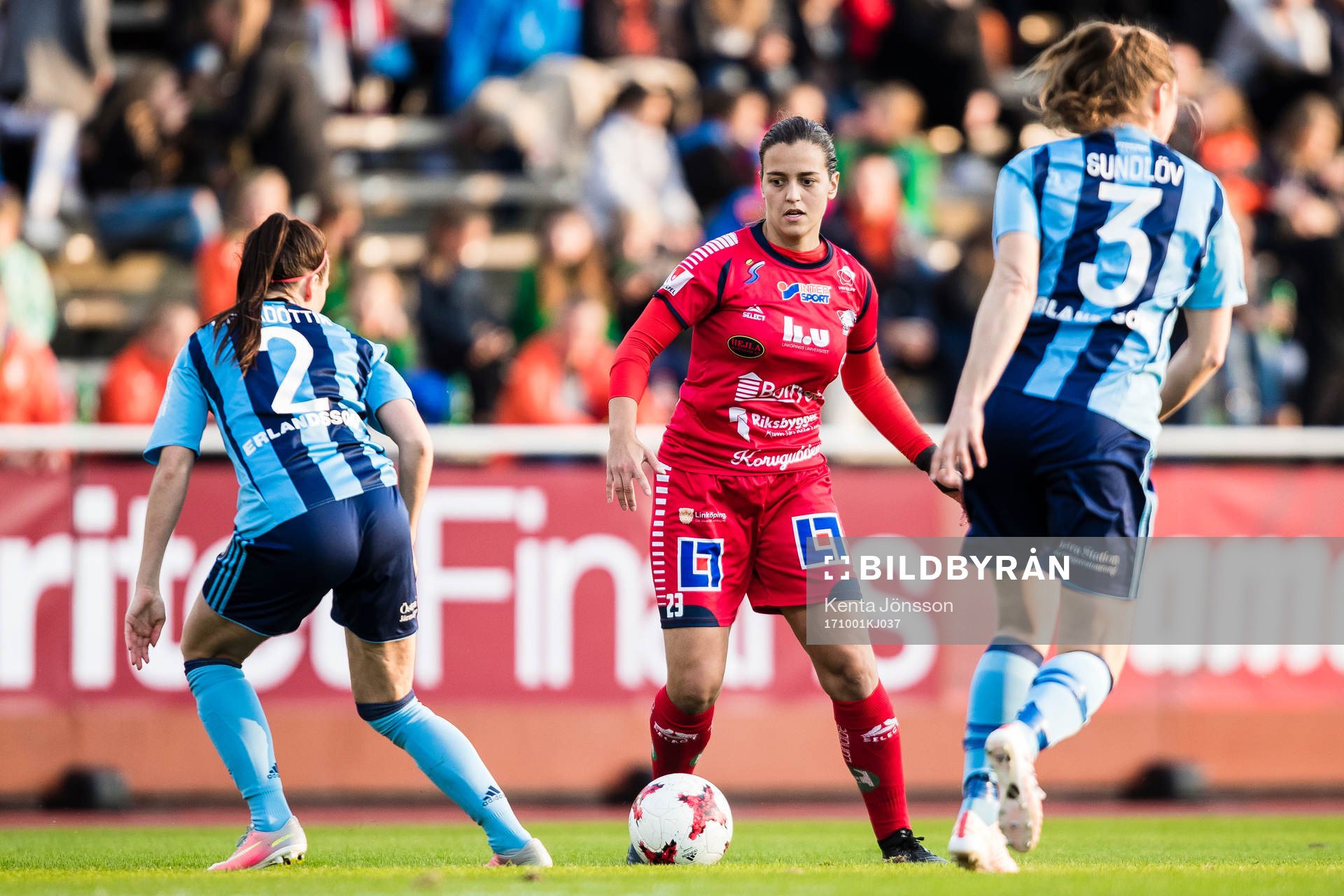 Linköpings Marija Banusic i kamp om bollen med med