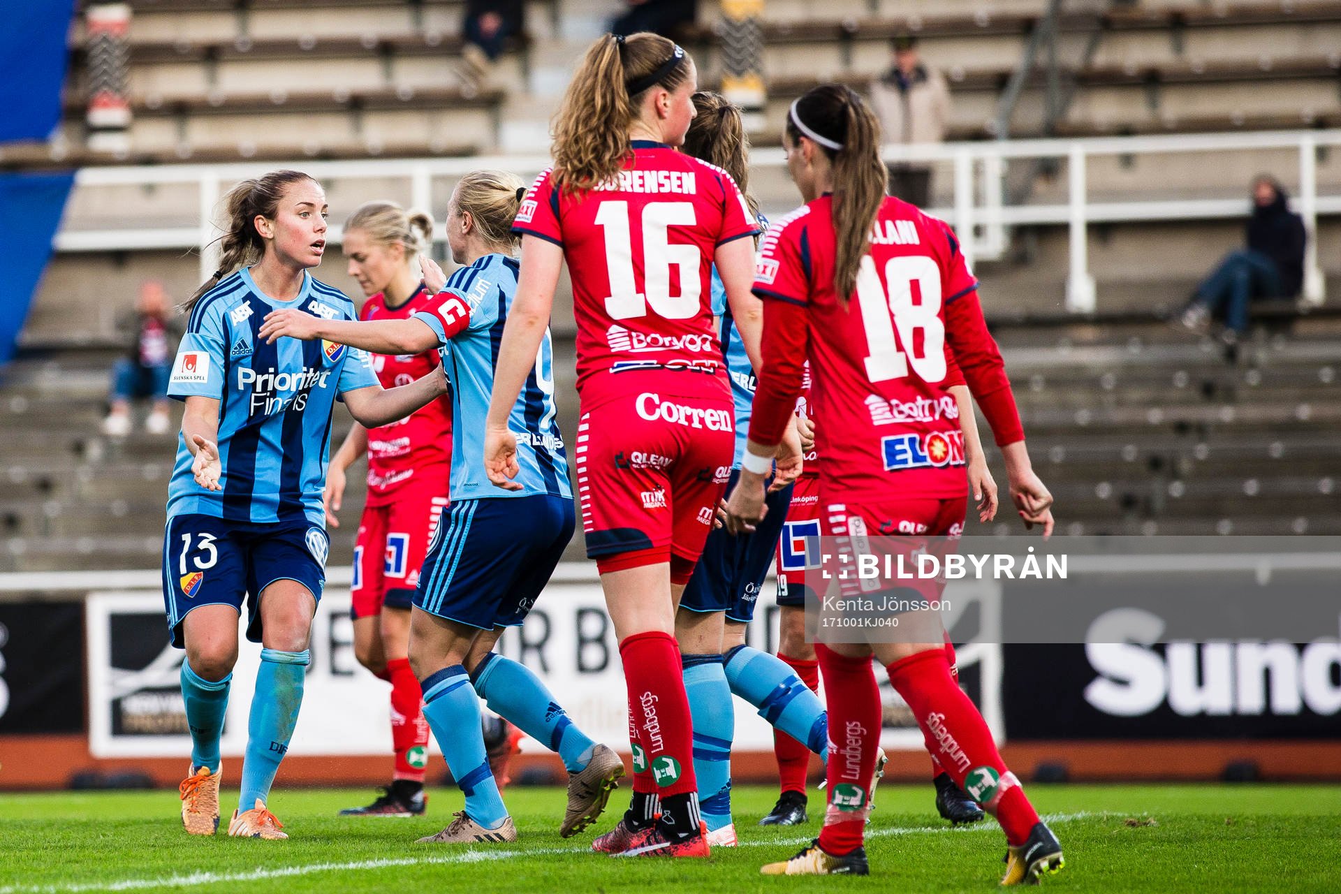 Djurgårdens Mia Jalkerud jublar med Petronella Ekroth