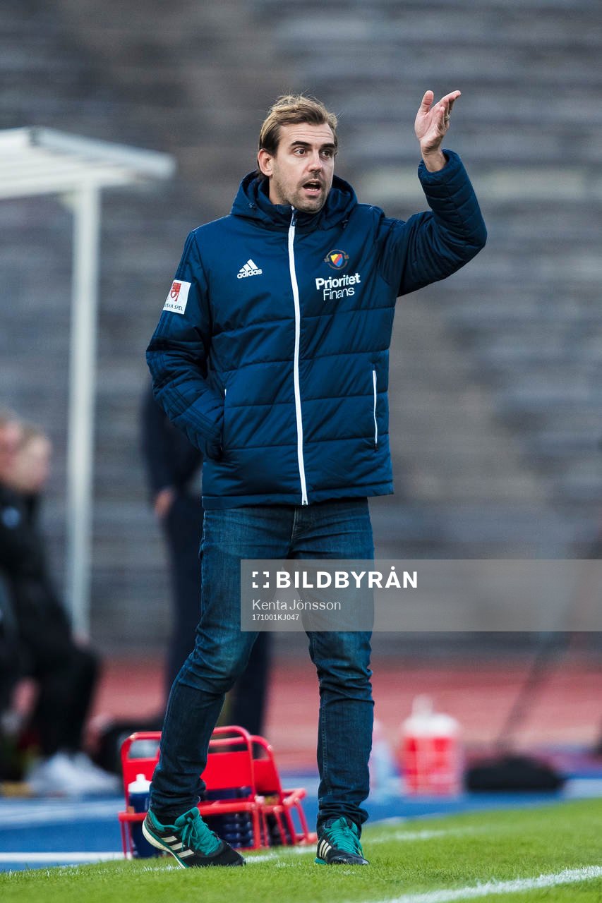 Djurgårdens tränare Joel Riddez gestikulerar