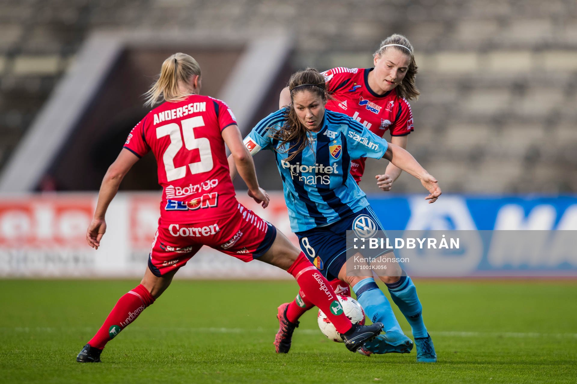 Djurgårdens Michelle Wörner i kamp om bollen med Linköpings Maja Kildemoes och Jonna Andersson under fotbollsmatchen i Damallsvenskan mellan Djurgården och Linköping den 1 Oktober 2017 i Stockholm. 