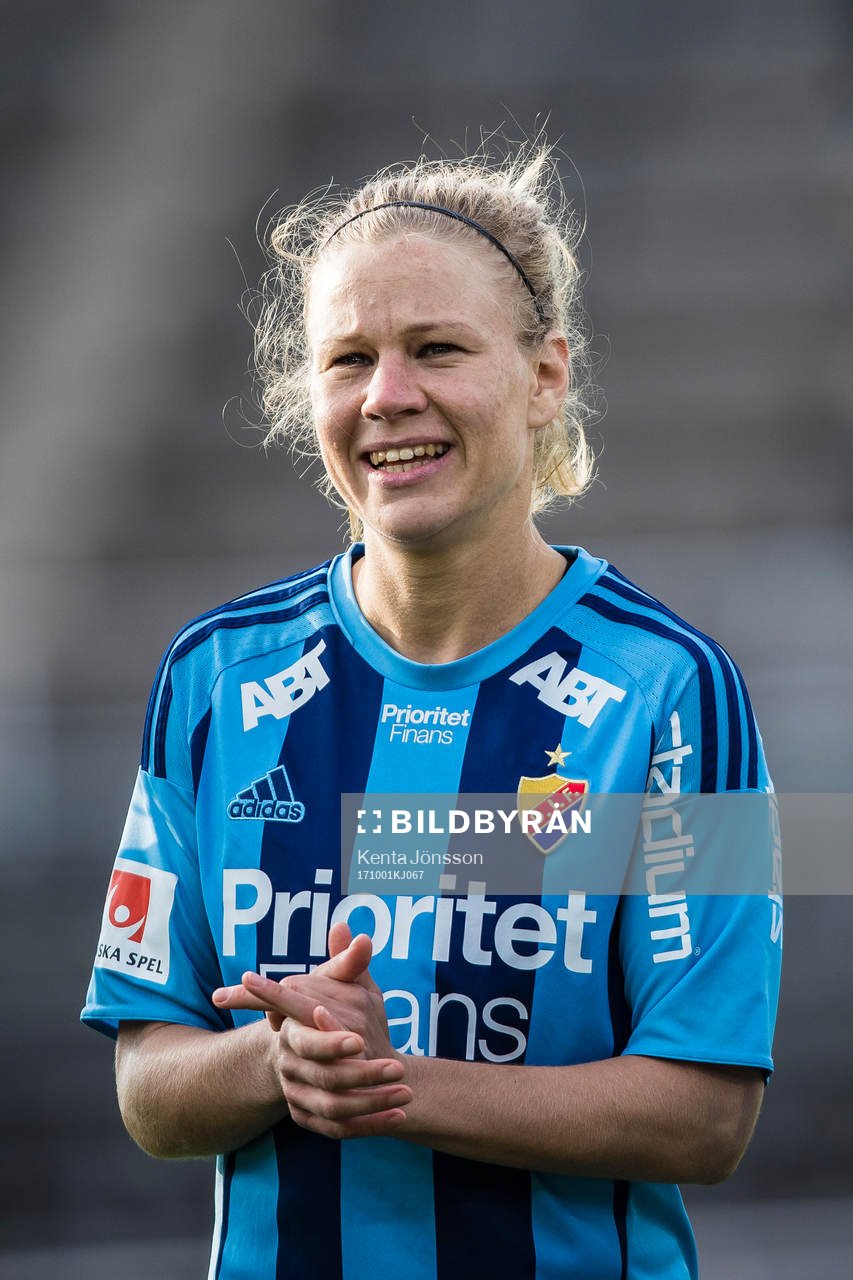 Djurgårdens Katrin Schmidt innan fotbollsmatchen i
