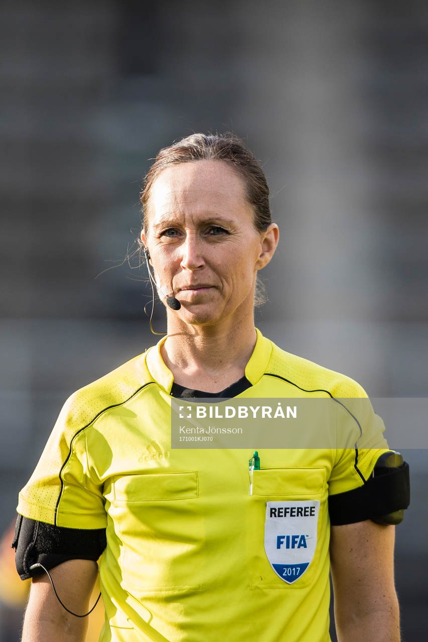 Domare Pernilla Larsson innan fotbollsmatchen i