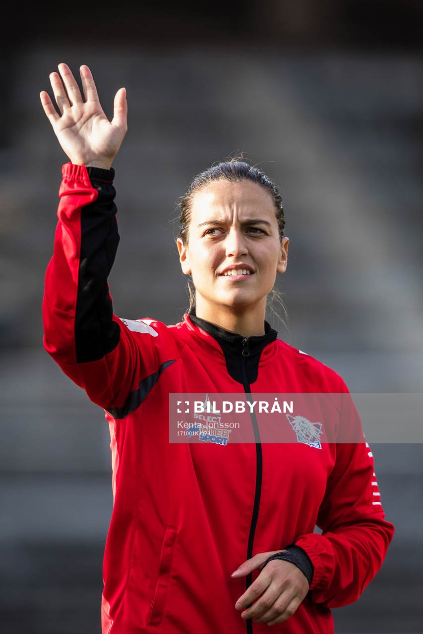Linköpings Marija Banusic innan fotbollsmatchen i