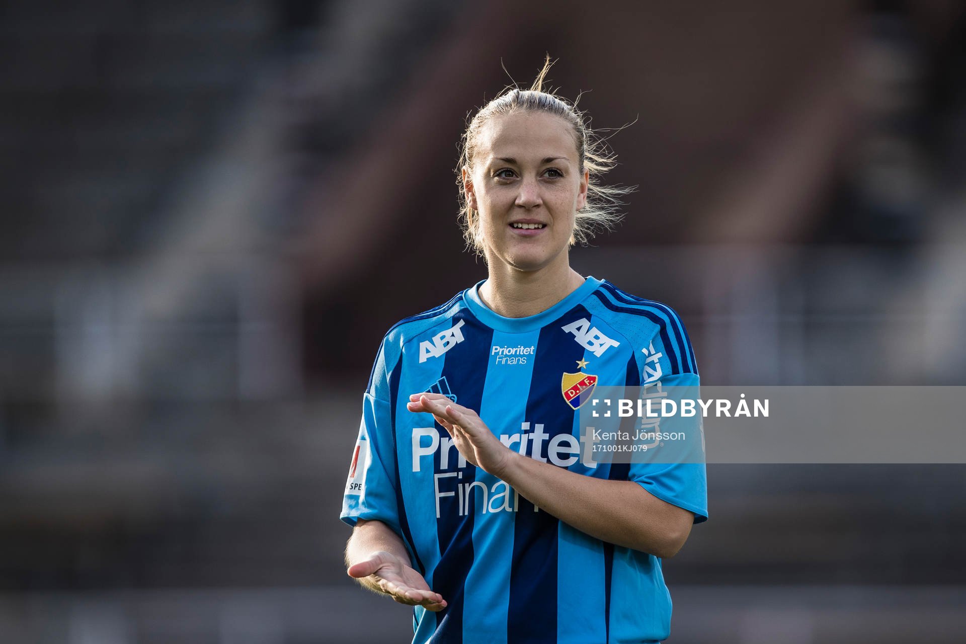 Djurgårdens Freja Hellenberg innan fotbollsmatchen i
