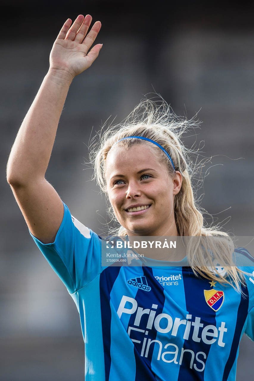 Djurgårdens Madeleine Stegius innan fotbollsmatchen i