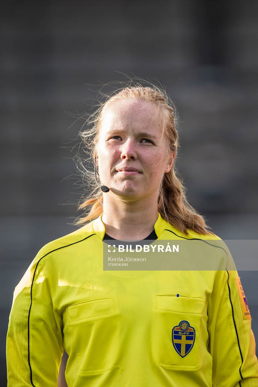 Assisterande domare Emelie Elfstrand innan fotbollsmatchen