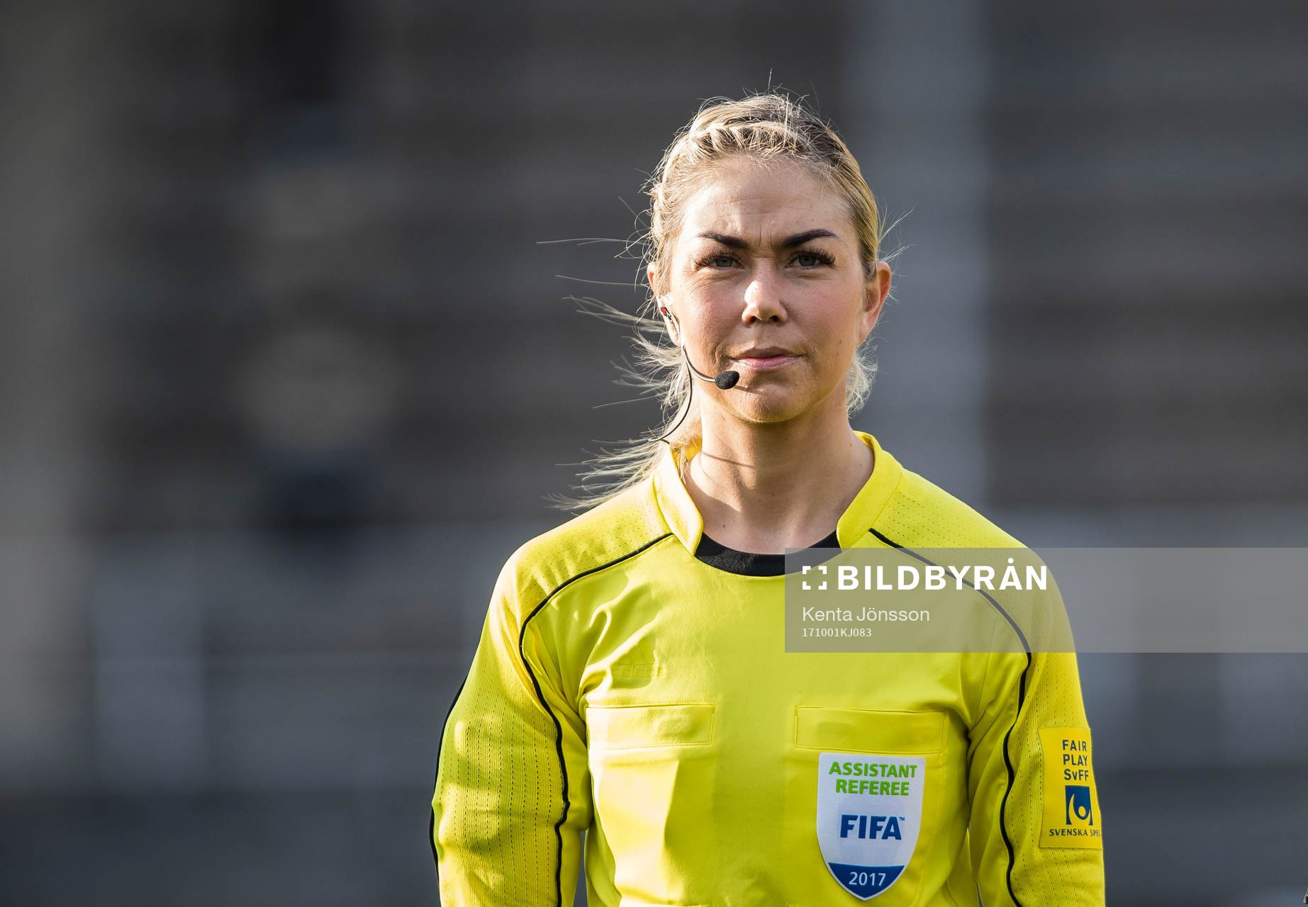 Assisterande domare Josefin Aronsson innan fotbollsmatchen