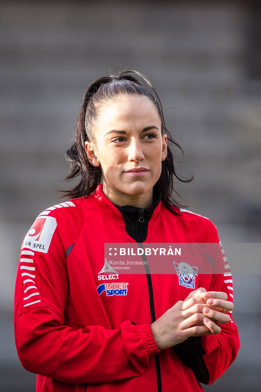 Linköpings Anna Oscarsson innan fotbollsmatchen i
