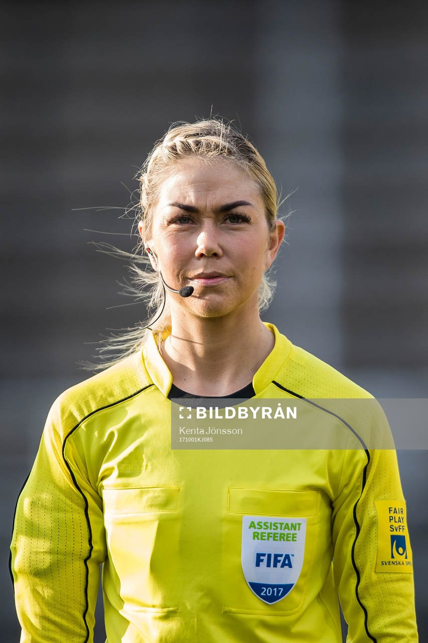 Assisterande domare Josefin Aronsson innan fotbollsmatchen