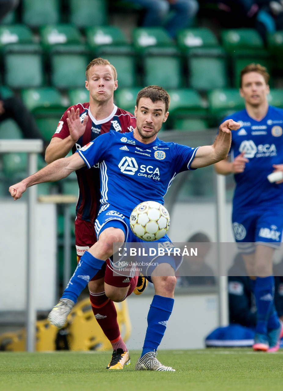 Djurgårdens Gustav Engvall och Sundsvalls Carlos Gracia
