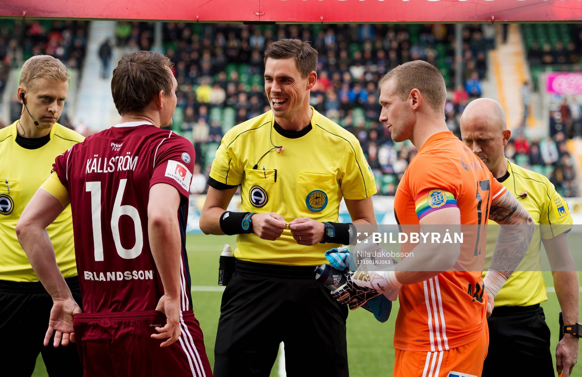 Djurgårdens Kim Källström, domare Magnus Lindgren och