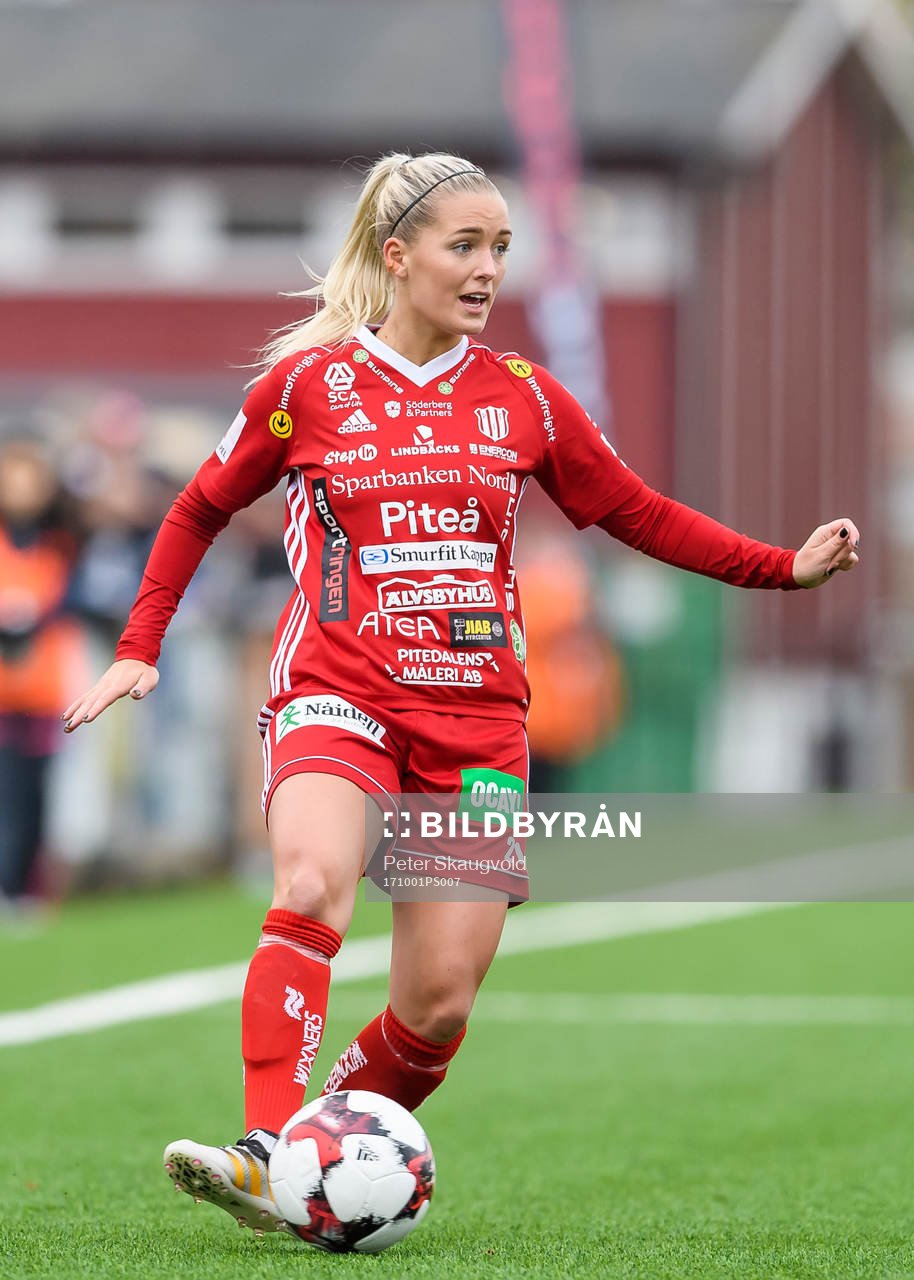 Piteås Ronja Aronsson med bollen