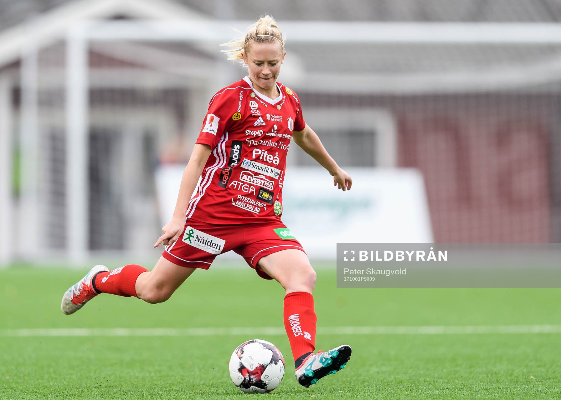 Piteås Lena Blomkvist med bollen