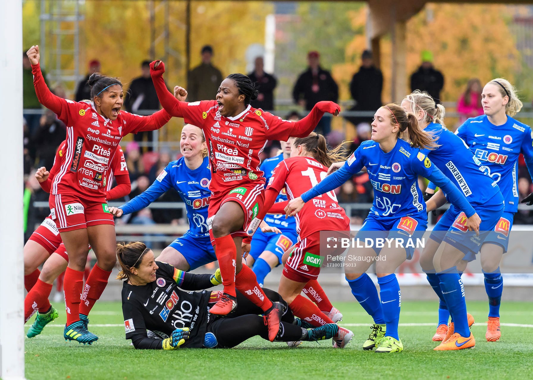Piteås Faith Ikidi (m) jublar efter sitt 1-0 mål under fotbollsmatchen i Damallsvenskan mellan Piteå och Örebro den 1 Oktober 2017 i Piteå.