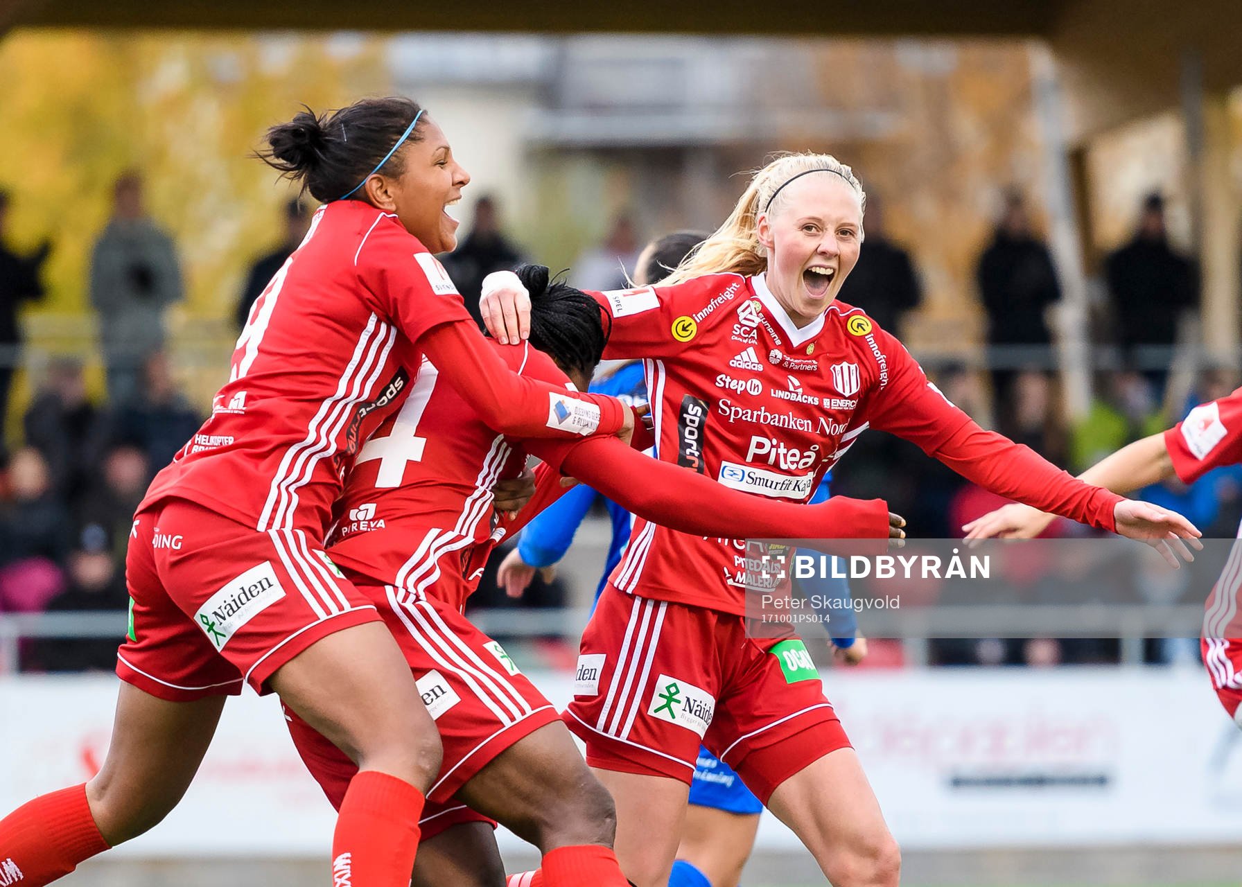 Piteås Faith Ikidi (m) jublar