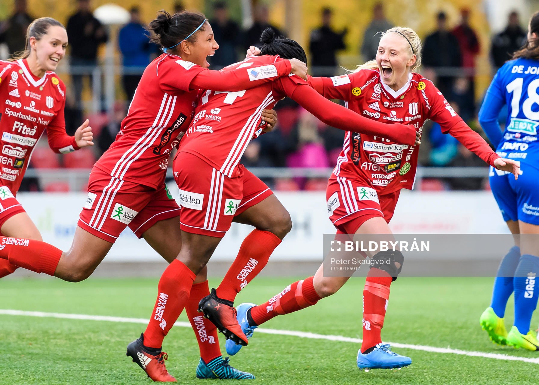 Piteås Faith Ikidi (m) jublar